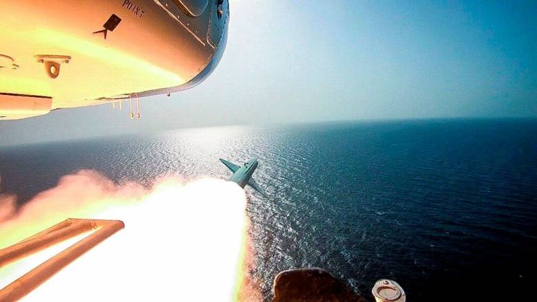 «Πάρτι» Τραμπ: «Τους πήραμε τη βόμβα» - Το Ιράν απειλεί με απάντηση και κλείνει τα Στενά του Ορμούζ