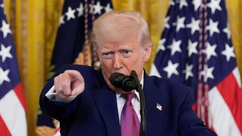 Ξεκάθαρο μήνυμα Τραμπ: «Μην αυξήσετε τις τιμές του πετρελαίου, σας παρακολουθώ»