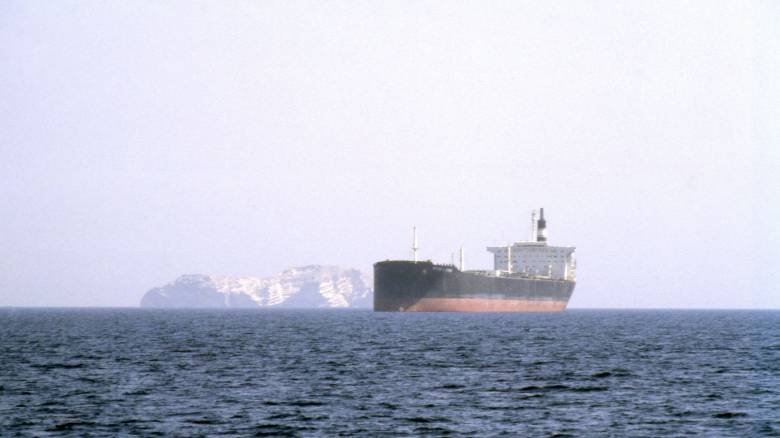 Τρία δεξαμενόπλοια απομακρύνονται από τα Στενά του Ορμούζ εν μέσω της αυξανόμενης έντασης
