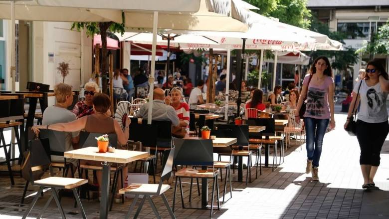 Ελεγκτικό Συνέδριο: Τραπεζάκια έξω χωρίς άδεια και υπερβάσεις του νόμου κατά 77%