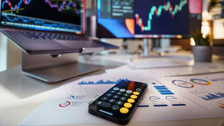 Στο κόκκινο οι ευρωαγορές με το βλέμμα στη Γαλλία: Πτώση άνω του 1% στο Παρίσι, πιέσεις στα ομόλογα