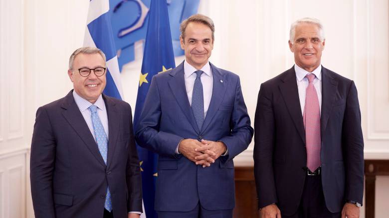Συνάντηση Μητσοτάκη με τους CEO της UniCredit Αντρέα Ορτσέλ και της Alpha Bank Βασίλη Ψάλτη