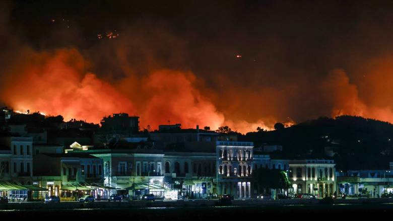 Δύσκολη νύχτα για τη Χίο - «Μάχη» να μην περάσει η φωτιά στα Μαστιχοχώρια