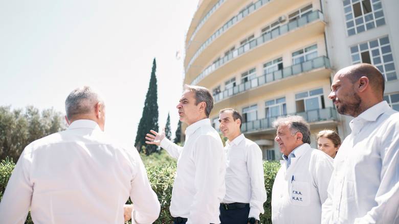 Επίσκεψη Μητσοτάκη στο ανακαινισμένο ΚΑΤ - Η ατάκα γιατρού που δούλεψε στο εξωτερικό