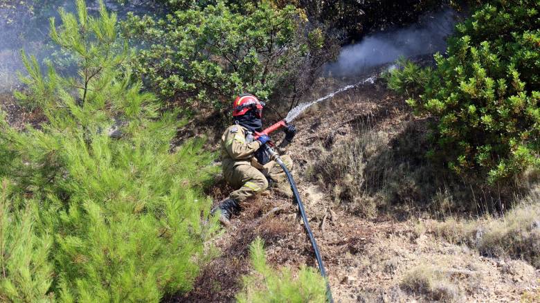 Χωρίς ενεργό μέτωπο η φωτιά στην Παιανία: Επί ποδός ισχυρή δυναμη της πυροσβεστικής