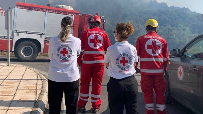Ελληνικός Ερυθρός Σταυρός: Οι εθελοντές ενισχύουν τις δυνάμεις κατάσβεσης στα πύρινα μέτωπα της Χίου