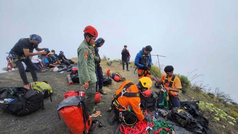 Ινδονησία: Νεκρή εντοπίστηκε η τουρίστρια που έπεσε σε γκρεμό κοντά σε ενεργό ηφαίστειο (vid)