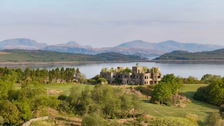 Σκωτσέζικο νησί με ερειπωμένο κάστρο πωλείται έναντι 6,45 εκατ. ευρώ