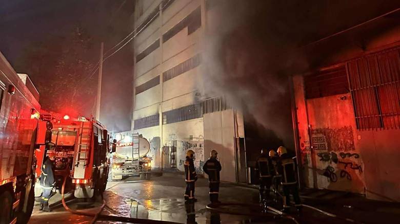 Υπό έλεγχο η φωτιά σε αποθήκη κοντά στα ΚΤΕΛ Κηφισού