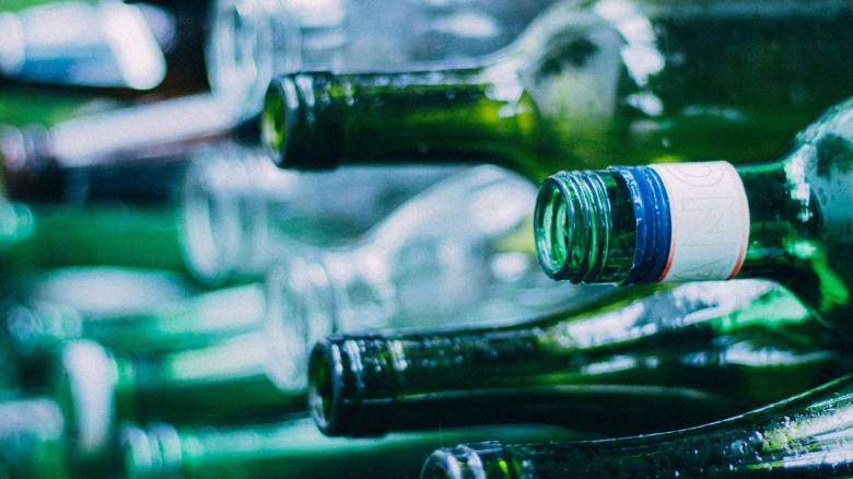 Τα γυάλινα μπουκάλια περιέχουν περισσότερα μικροπλαστικά, προειδοποιούν οι ειδικοί – Πώς εξηγείται