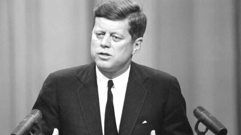 Το ειδύλλιο του Τζον Φ. Κένεντι με αεροσυνοδό, το άδοξο τέλος της σχέσης και η αντίδραση της Τζάκι