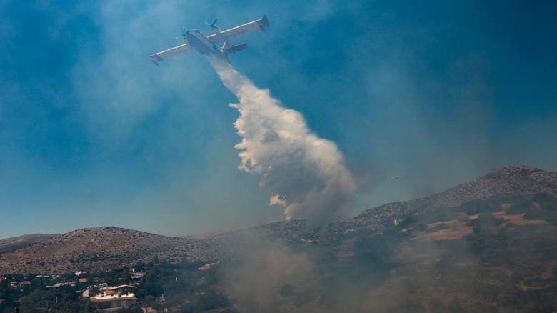 Σε ετοιμότητα σκάφη του Λιμενικού για την φωτιά στην Παλαιά Φώκαια