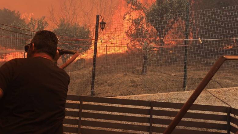Φωτιά στο Αλιβέρι της Εύβοιας: Απεγκλωβίστηκε γυναίκα με κινητικά προβλήματα - Εκκενώνονται σπίτια