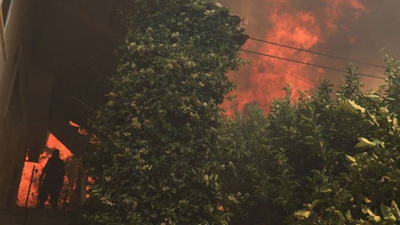 Φωτιά στην Παλαιά Φώκαια: Κάηκαν ολοσχερώς τρεις κατοικίες - Περίπου 1.000 κάτοικοι απομακρύνθηκαν