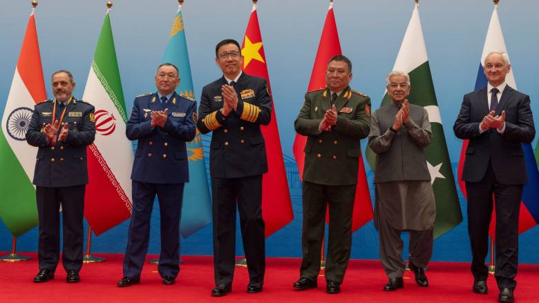 Στην Κίνα οι υπουργοί Άμυνας της Ρωσίας και του Ιράν - «Το αντίβαρο σε ένα χάος» λέει το Πεκίνο