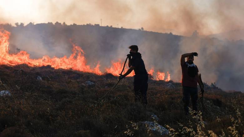 «Μέσα σε σπίτια η φωτιά στην Παλαιά Φώκαια - Κινδυνεύει να ξεφύγει»: Τι λένε οι τοπικές Αρχές