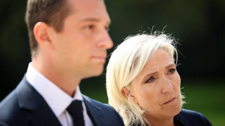 Για τις γαλλικές εκλογές του 2027 προετοιμάζει τον Μπαρντελά η Μαρίν Λεπέν