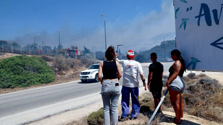 Φωτιά στην Παλαιά Φώκαια: Πού έχει διακοπεί η κυκλοφορία στη Λεωφόρο Αθηνών-Σουνίου
