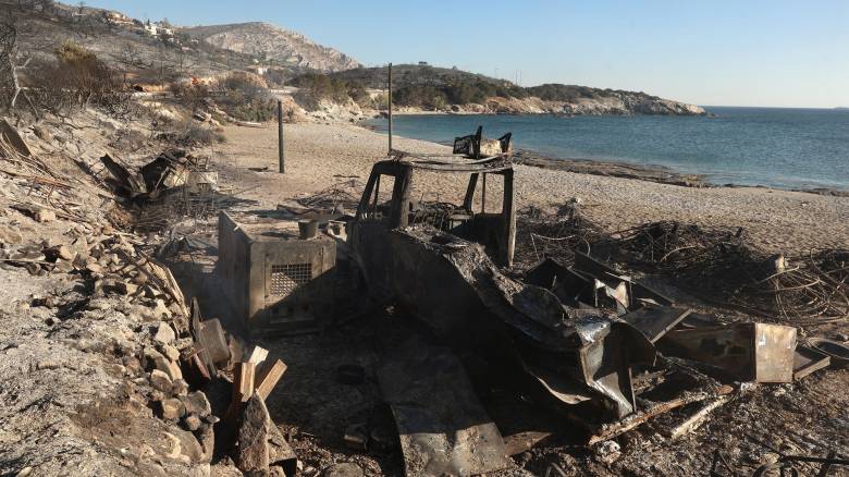 Φωτιά στην Παλαιά Φώκαια: Σε επιφυλακή όλη νύχτα οι πυροσβέστες - Κάηκαν σπίτια, κινδύνευσαν πολίτες