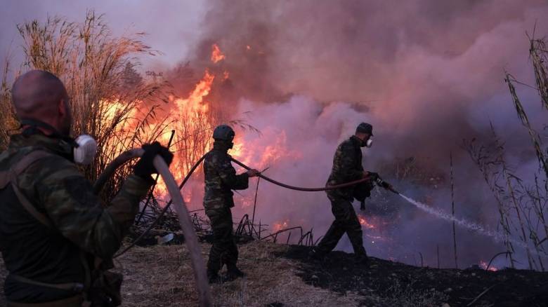 Πυρκαγιά στην Παλαιά Φώκαια: Καίει σε κατοικημένη περιοχή - Μηνύματα του 112 για εκκενώσεις