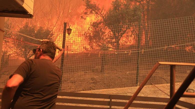 Πυροσβεστική για την φωτιά στην Παλαιά Φώκαια: «Δίνουμε τεράστια μάχη ανάμεσα σε κατοικίες»