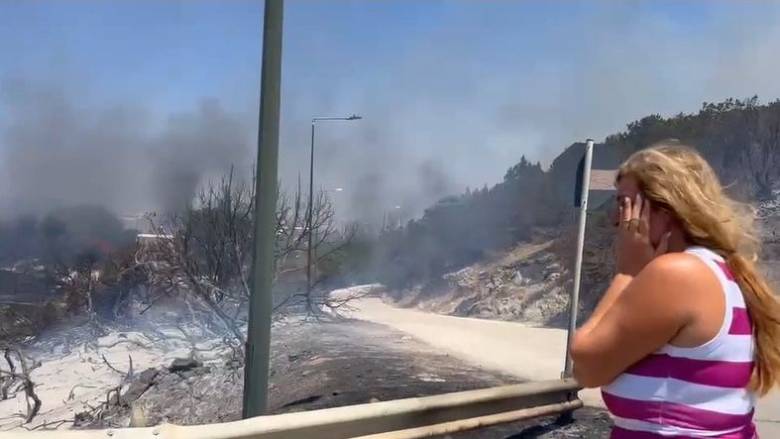 «Καίγονται τα σπίτια μας»: Συγκλονιστική μαρτυρία κατοίκου της Παλαιάς Φώκαιας