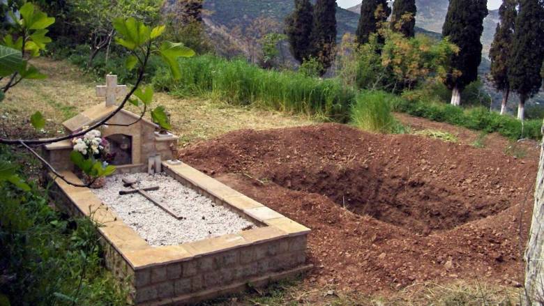 Θεσσαλονίκη: Επεισόδιο ξυλοδαρμού σε κοιμητήριο - Πατέρας και γιος χτύπησαν δημοτικό υπάλληλο