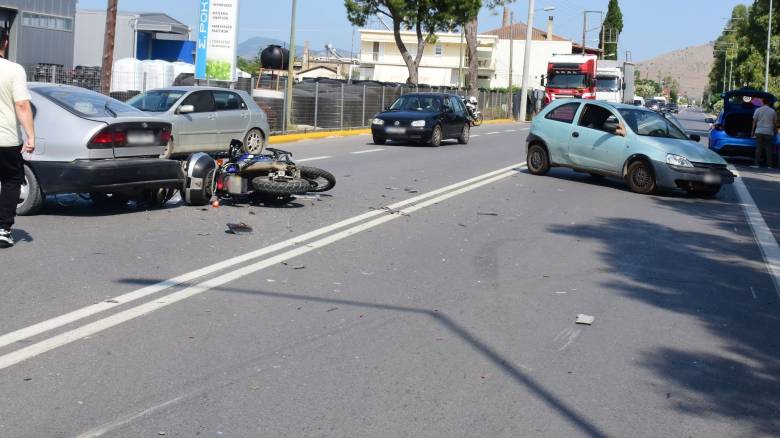 Δύο τραυματίες στο Ηράκλειο Κρήτης σε τρομακτική καραμπόλα φορτηγού, βαν, μηχανής και ΙΧ