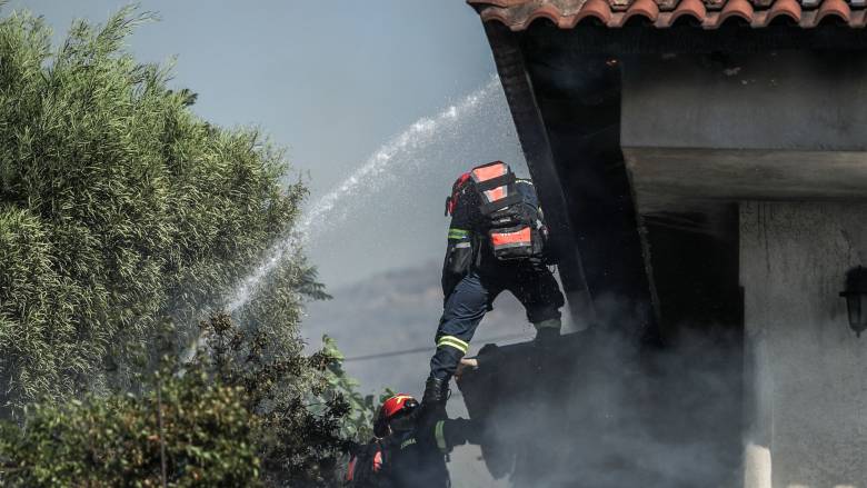 Βίντεο καταγράφει τη «μάχη» πυροσβέστη να σώσει σπίτι στην Παλαιά Φώκαια από τις φλόγες