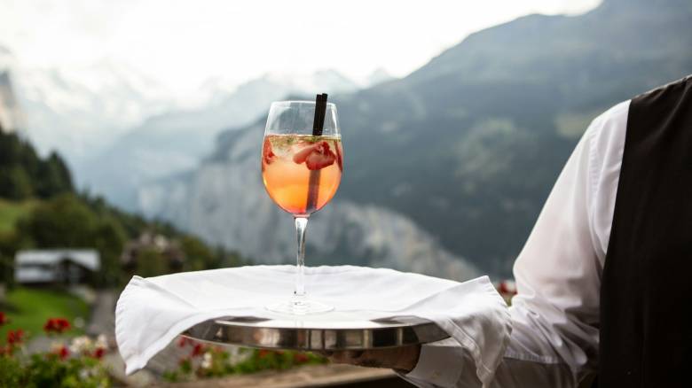 «Πληγή» για τουρισμό και εστίαση οι κενές θέσεις – Τι λένε οι εργαζόμενοι στο CNN Greece