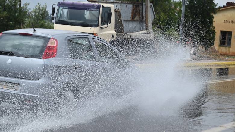 Καιρός σήμερα: Χωρισμένη στα δύο η χώρα - Βροχές σε Ιόνιο και Κρήτη, ηλιοφάνεια στην Αττική