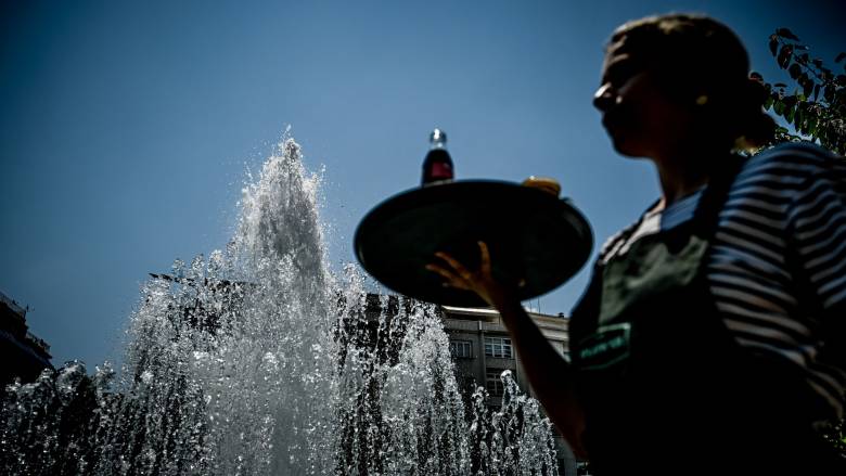 Πώς πληρώνεται η σεζόν: Τι ζητούν και τι δίνουν οι επιχειρήσεις στους εργαζόμενους