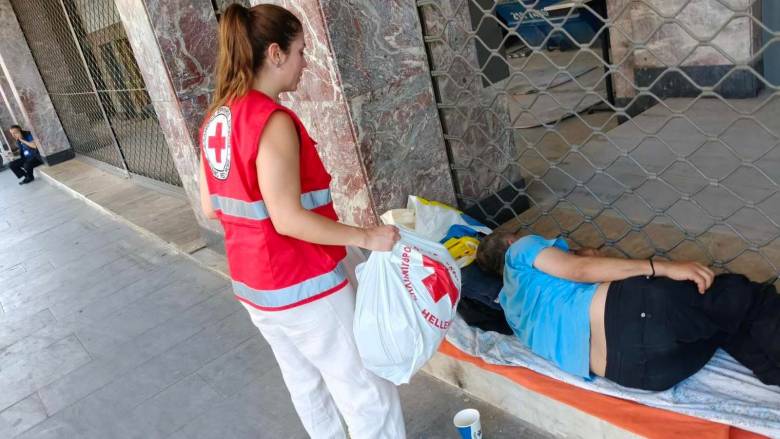 Ο Ελληνικός Ερυθρός Σταυρός ενίσχυσε τους άστεγους εν μέσω καύσωνα