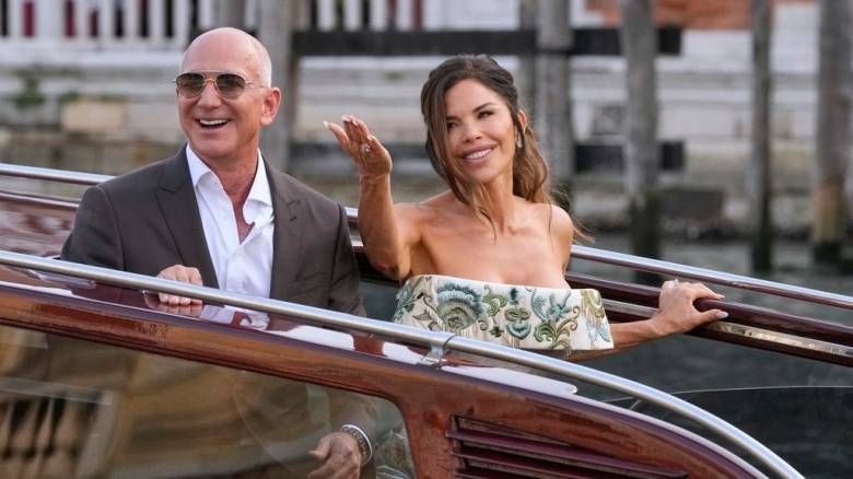 Τζεφ Μπέζος - Λόρεν Σάντσεζ: Με άρωμα Mουράνο ένα από τα δώρα των καλεσμένων