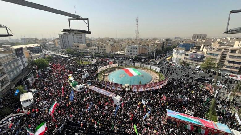 Ιράν: Πλήθος κόσμου στις δημόσιες κηδείες 60 υψηλόβαθμων αξιωματικών και πυρηνικών επιστημόνων