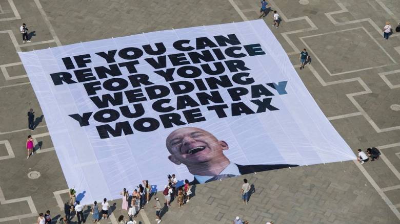 Διαδήλωση ακτιβιστών στη Βενετία κατά του Τζεφ Μπέζος