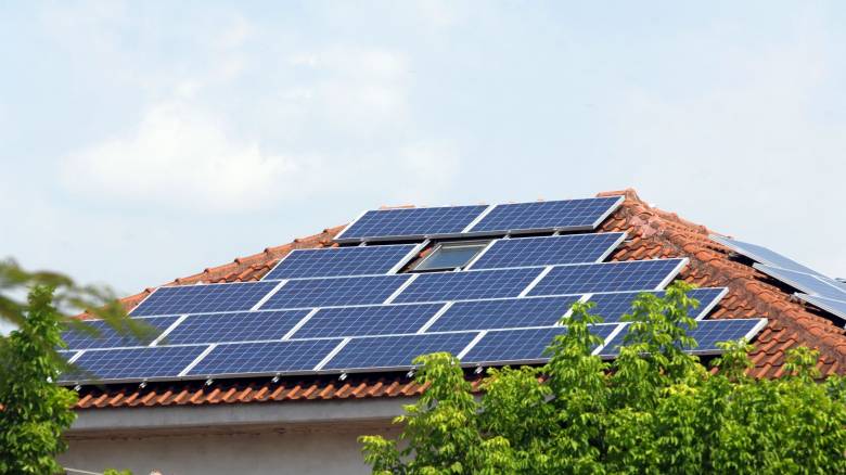 «Πράσινο φως» για φωτοβολταϊκά σε πολυκατοικίες δίνει νομοσχέδιο του Υπουργείου Ενέργειας