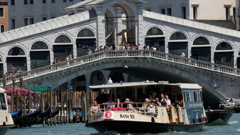 Σκάφος εμβόλισε γόνδολες μέσα σε κανάλι της Βενετίας - Στο νερό οι επιβάτες