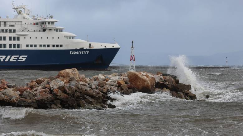 Απαγορευτικό απόπλου από Πειραιά, Λαύριο, Ραφήνα - Κανονικά τα δρομολόγια για Αργοσαρωνικό