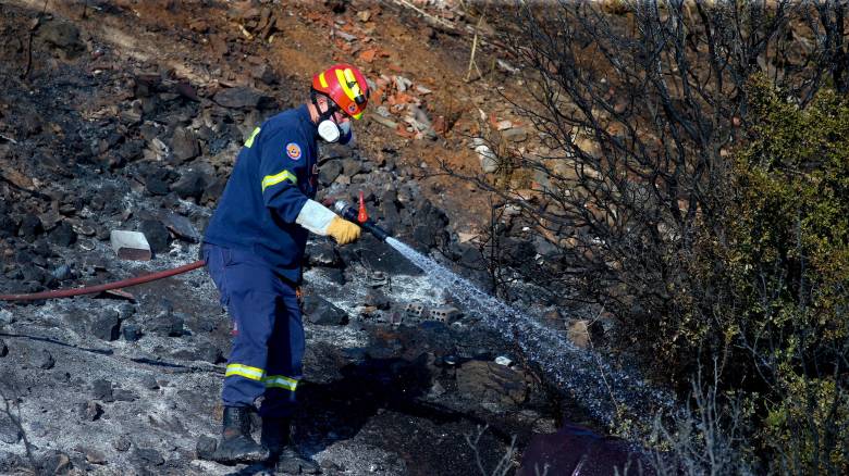 Ναύπακτος: Σε μικρές διάσπαρτες εστίες καίει η φωτιά - Ο κίνδυνος των αναζωπυρώσεων