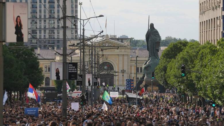 Ογκώδεις διαδηλώσεις στη Σερβία με αίτημα τη διενέργεια εκλογών