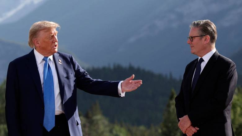 Σε ισχύ από σήμερα οι μειωμένοι δασμοί των ΗΠΑ σε βρετανικά ΙΧ και ανταλλακτικά αεροσκαφών