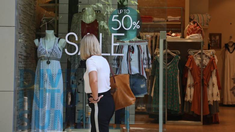 Καλοκαιρινές εκπτώσεις: Πότε ξεκινούν - Ποια Κυριακή θα είναι ανοιχτά τα καταστήματα