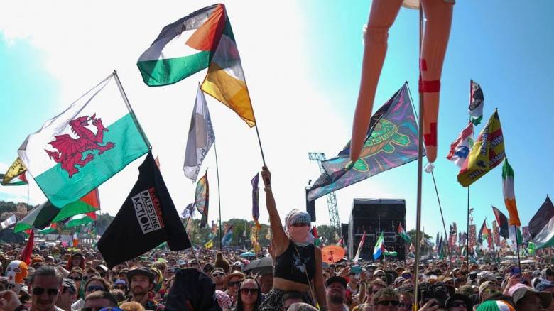 Το BBC ζητά συγγνώμη για τη μετάδοση αντι-ισραηλινών συνθημάτων στο φεστιβάλ Γκλάστονμπερι