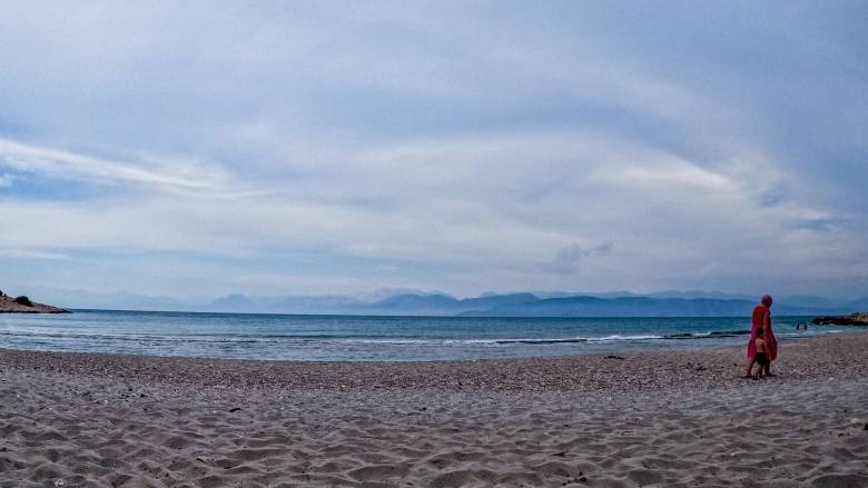 «Έκανα το καθήκον μου» λέει ο αστυνομικός που έσωσε μητέρα και κόρη από τα κύματα στο Αλιβέρι