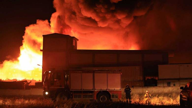 Φωτιά σε εργοστάσιο στα Μέγαρα - Ήχησε το 112 για την αποπνικτική ατμόσφαιρα