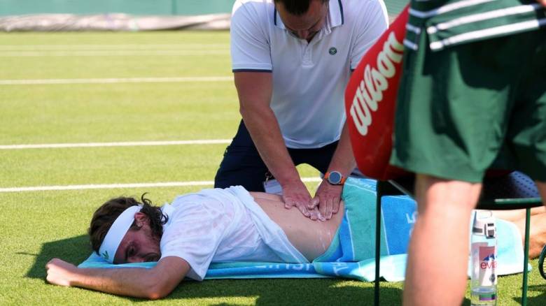 Τσιτσιπάς: Εγκατέλειψε στην πρεμιέρα του Γουίμπλεντον λόγω ενοχλήσεων στη μέση