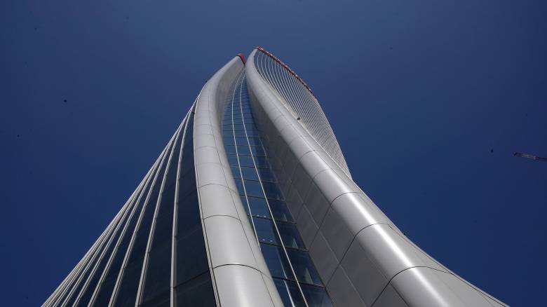 Συναγερμός στο Μιλάνο για διαφημιστική πινακίδα σε ουρανοξύστη - Έτοιμη να καταρρεύσει