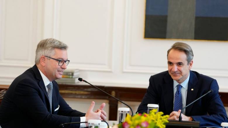Στην Αθήνα ο Επίτροπος Μετανάστευσης - Με φόντο τη Λιβύη και τα σύνορα η συνάντηση με τον Μητσοτάκη