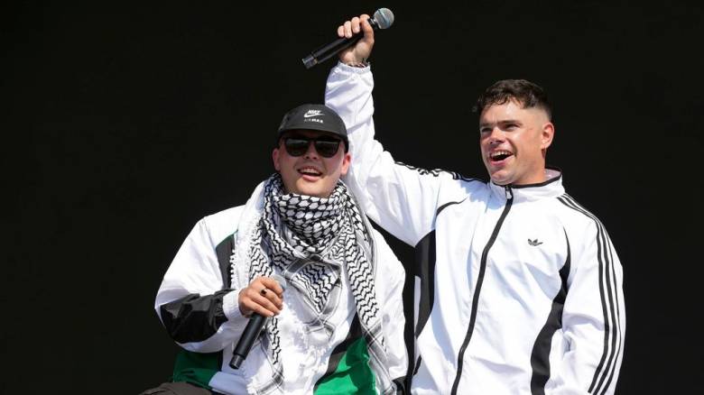 Βρετανία: Στο αρχείο η έρευνα σε βάρος του συγκροτήματος Kneecap για τις δηλώσεις κατά του Ισραήλ